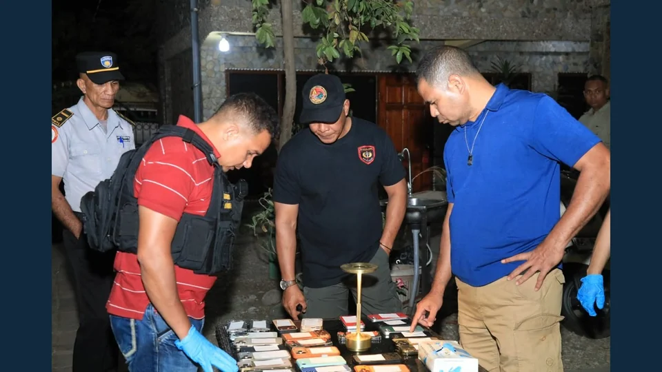 东帝汶警方在帝力酒店拘留16名涉嫌参与诈骗呼叫中心外国人，图片来源：RAFA Tetum