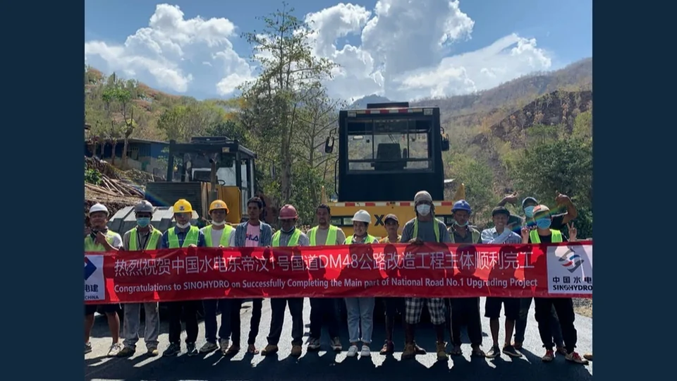 中国电建改造东帝汶1号国道DM48段，图片来源：见道网工程报道